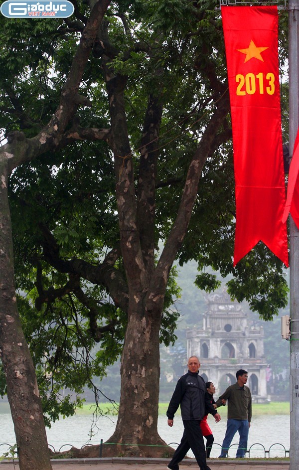 Các băng rôn khẩu hiệu mừng năm mới cũng đã được treo khắp phố phường Hà Nội